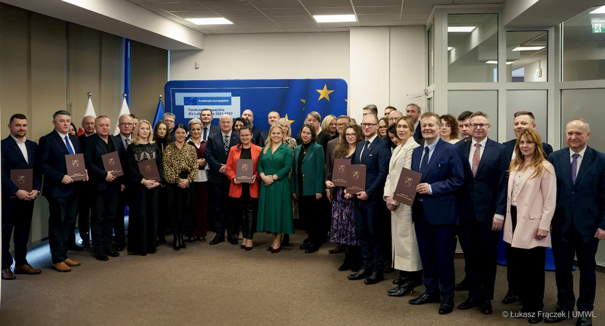 Wsparcie rodzin w kryzysie i edukacja – kolejne umowy wręczone!