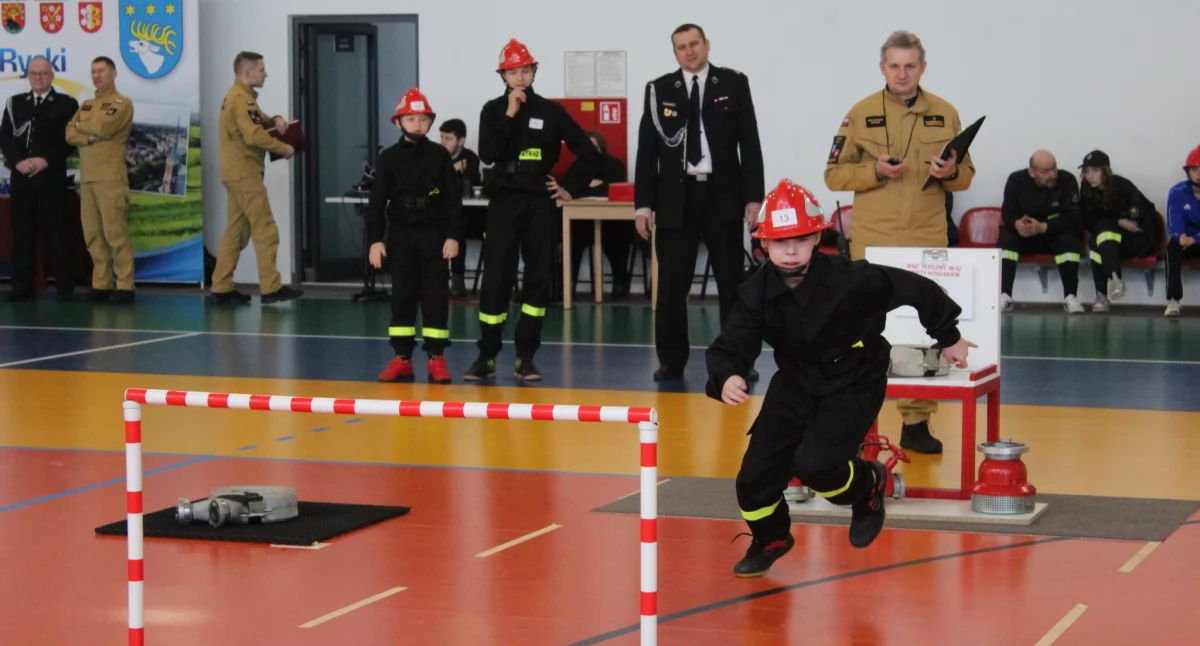 Stary Bazanów zdeklasował rywali! Powiatowe Halowe Młodzieżowe Zawody Sportowo-Pożarnicze w Rykach 