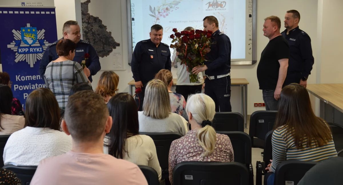 Wyjątkowy Dzień Kobiet w ryckiej Policji! Kwiaty, film i historia kobiet w mundurze