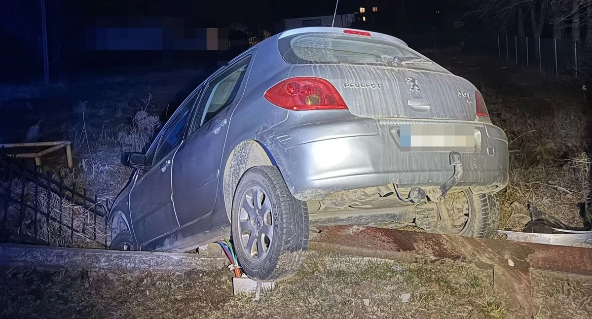 40-latek z gminy Ryki po pijaku staranował ogrodzenie kaplicy! Wcześniej stracił prawo jazdy!