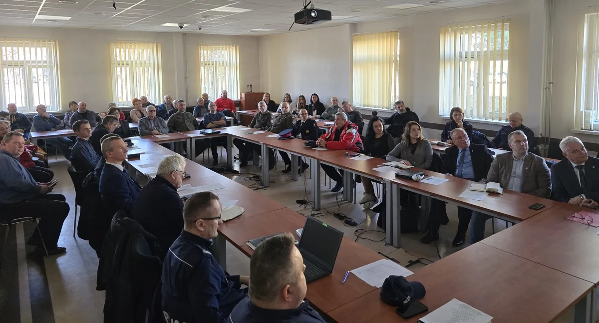 Dęblin szuka rozwiązań problemu z parkowaniem. Mieszkańcy, policja i władze miasta rozmawiali podczas debaty