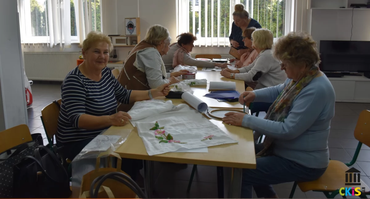 Niezwykłe dzieła z igły i nici! Seniorki z Ryk tworzą haftowane arcydzieła w Pracowni Orange