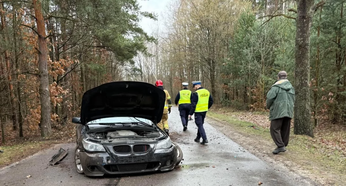 Groźne zderzenie w Leopoldowie! BMW roztrzaskało się o drzewo!