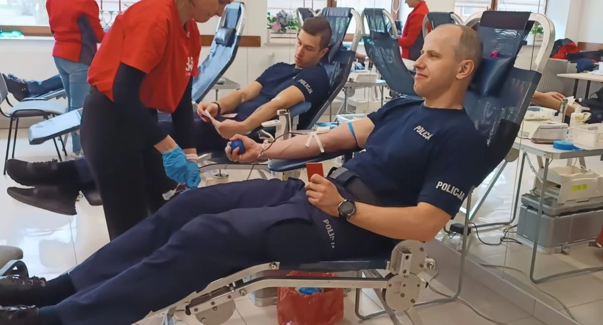 Policjanci z Ryk oddali litry krwi, by ratować życie! Akcja w Starej Dąbi poruszyła mieszkańców