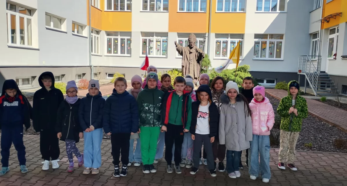 Wzruszające obchody rocznicy śmierci Jana Pawła II w Rykach. Znicze, wystawy i lekcje pamięci