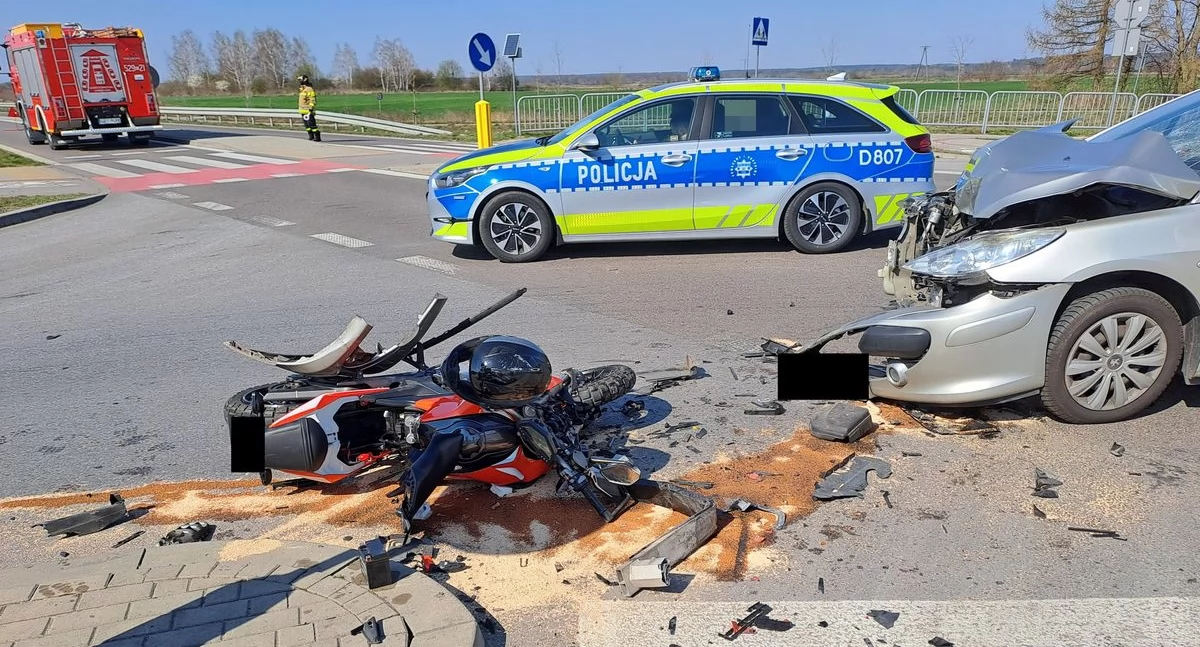 Groźny wypadek w Stężycy! Motocyklista z poważnymi obrażeniami trafił do szpitala śmigłowcem