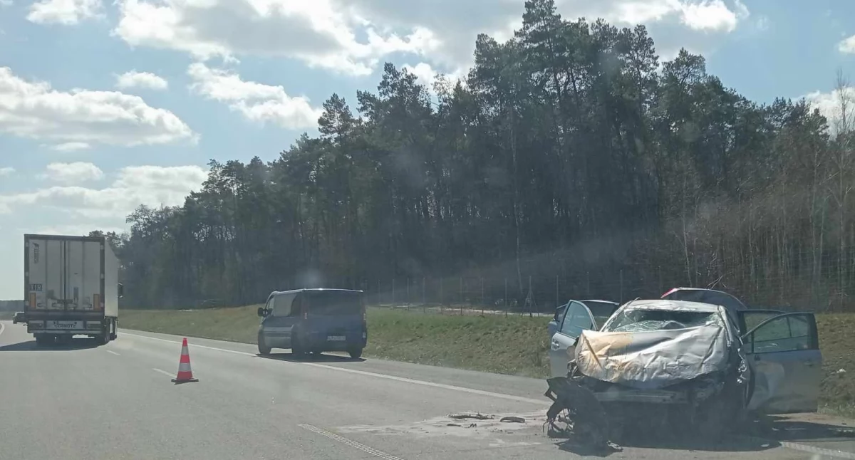 Groźny wypadek na S17! Auto dachowało, jedna osoba ranna – droga zablokowana!
