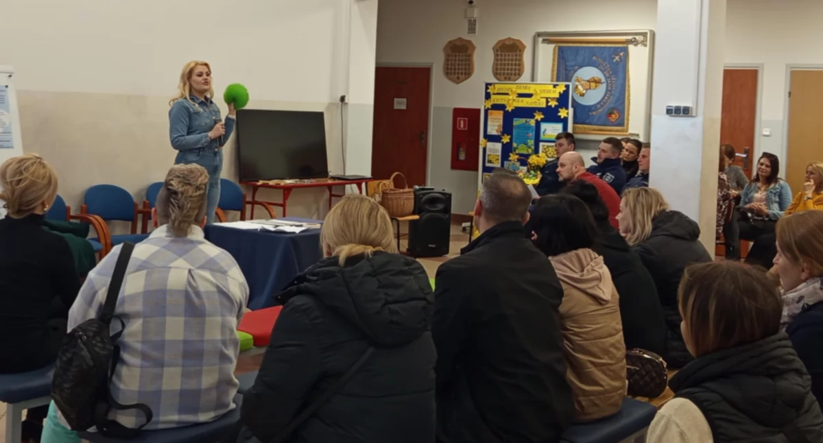 Szkoła w Nowej Rokitni mówi STOP hejtowi! Kinga Zawodnik i Policja biją na alarm