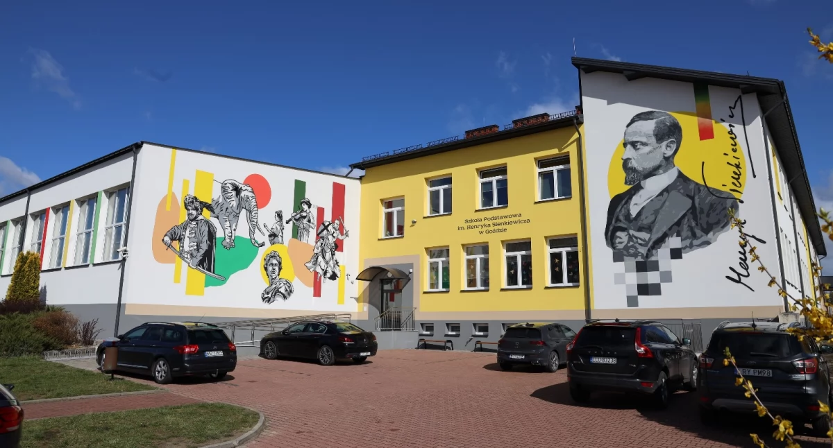 Patron na murze – szkoła w Goździe zyskała mural z Henrykiem Sienkiewiczem
