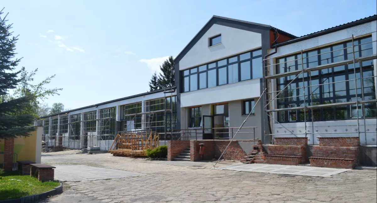 Miliony na ekologiczną modernizację szkół w Powiecie Ryckim. Zobacz, jak postępują prace