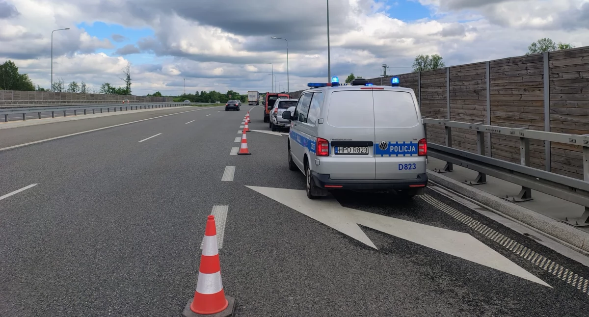 Groźne zderzenie trzech pojazdów na węźle Ryki Południe – zablokowany wjazd na S17