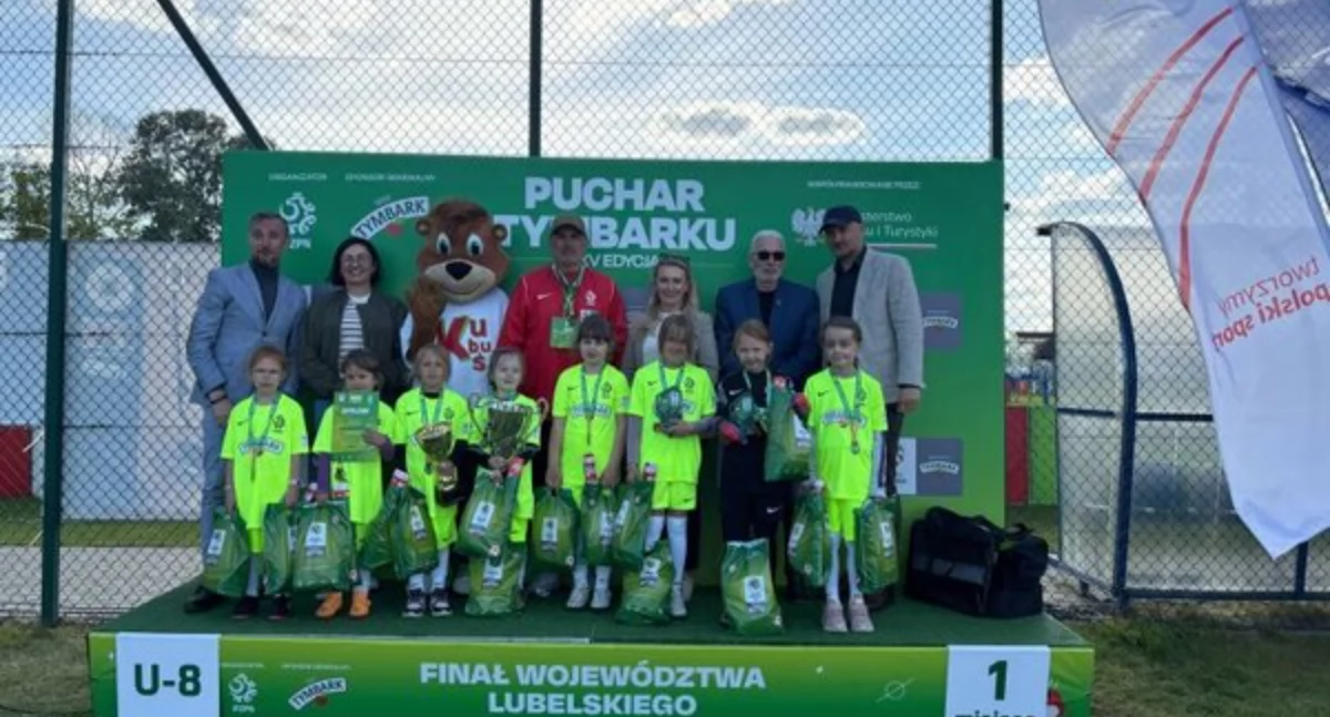 Małe piłkarki z Nowodworu najlepsze w regionie (FOTO)