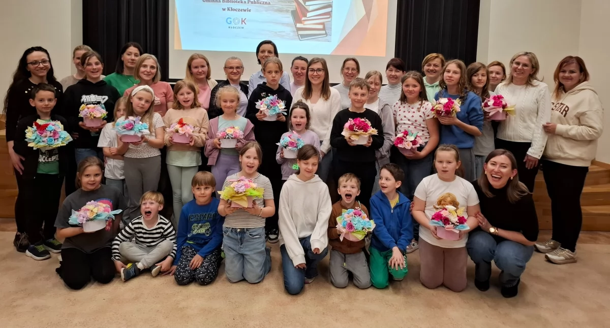 Rodzinne warsztaty flowerboxów w Kłoczewie przyciągnęły tłumy. Mydlane kwiaty podbijają serca mieszkańców!