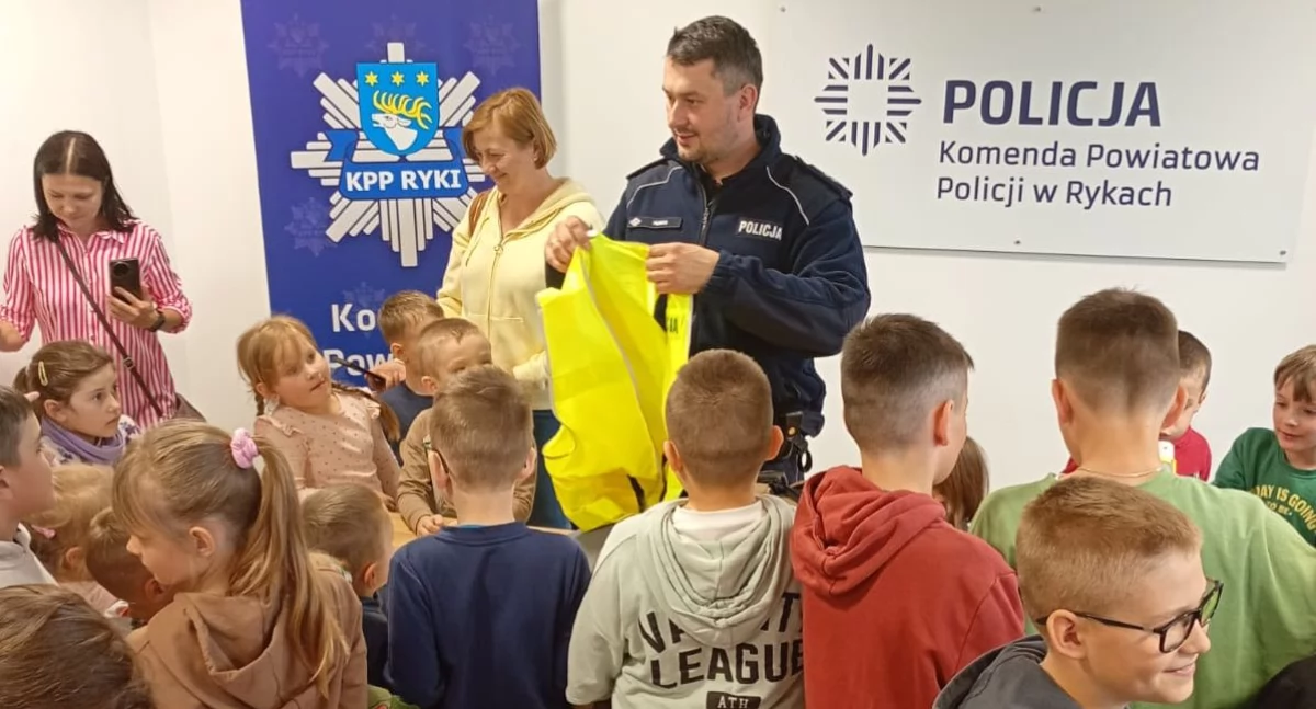 Dzieci z Woli Zadybskiej na strzelnicy i siłowni w ryckiej komendzie – wyjątkowa wizyta w siedzibie policji