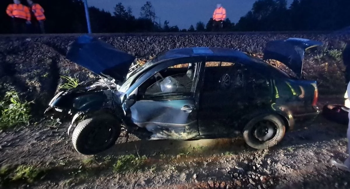 O krok od tragedii na torach: 21-latek wjechał w słup trakcji i zablokował torowisko
