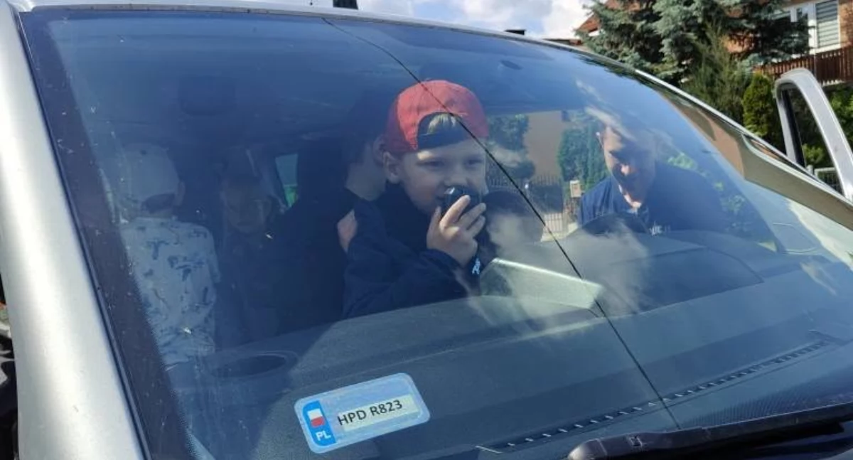 Przedszkolaki odwiedziły Komendę Powiatową Policji w Rykach. Zajrzały do radiowozu i zobaczyły strzelnicę!