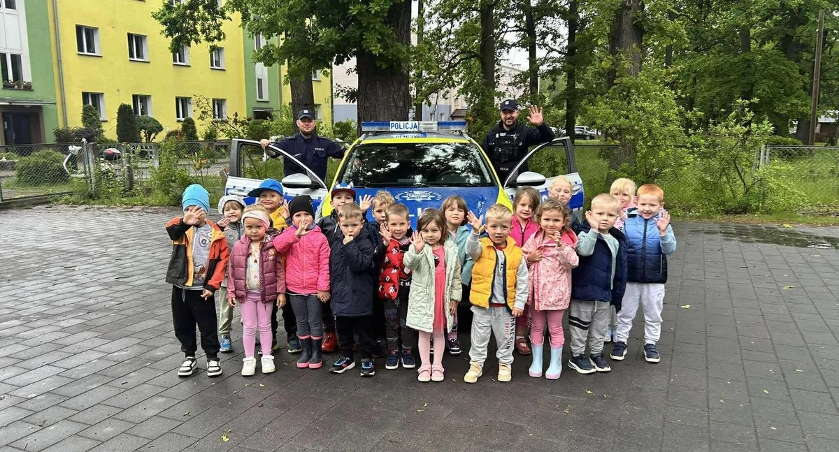 Policjanci z Dęblina odwiedzili przedszkolaków – dzieci mogły przymierzyć kamizelkę kuloodporną i zobaczyć radiowóz