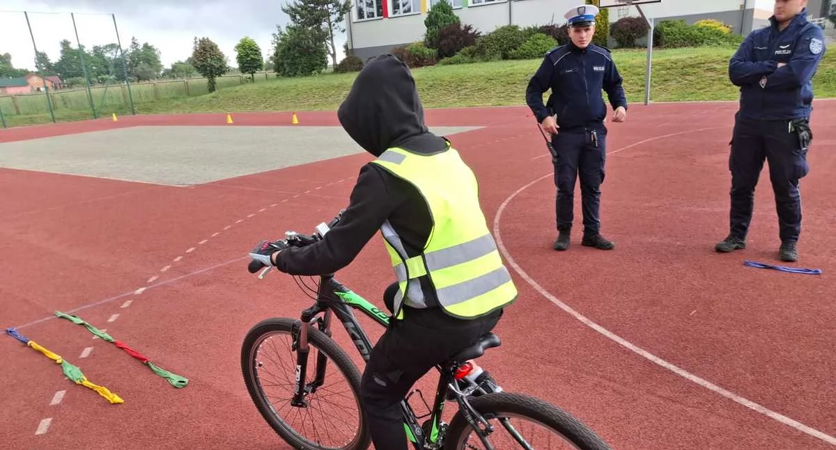 Egzamin na kartę rowerową pod okiem policjantów. Uczniowie z Gozdu już z uprawnieniami