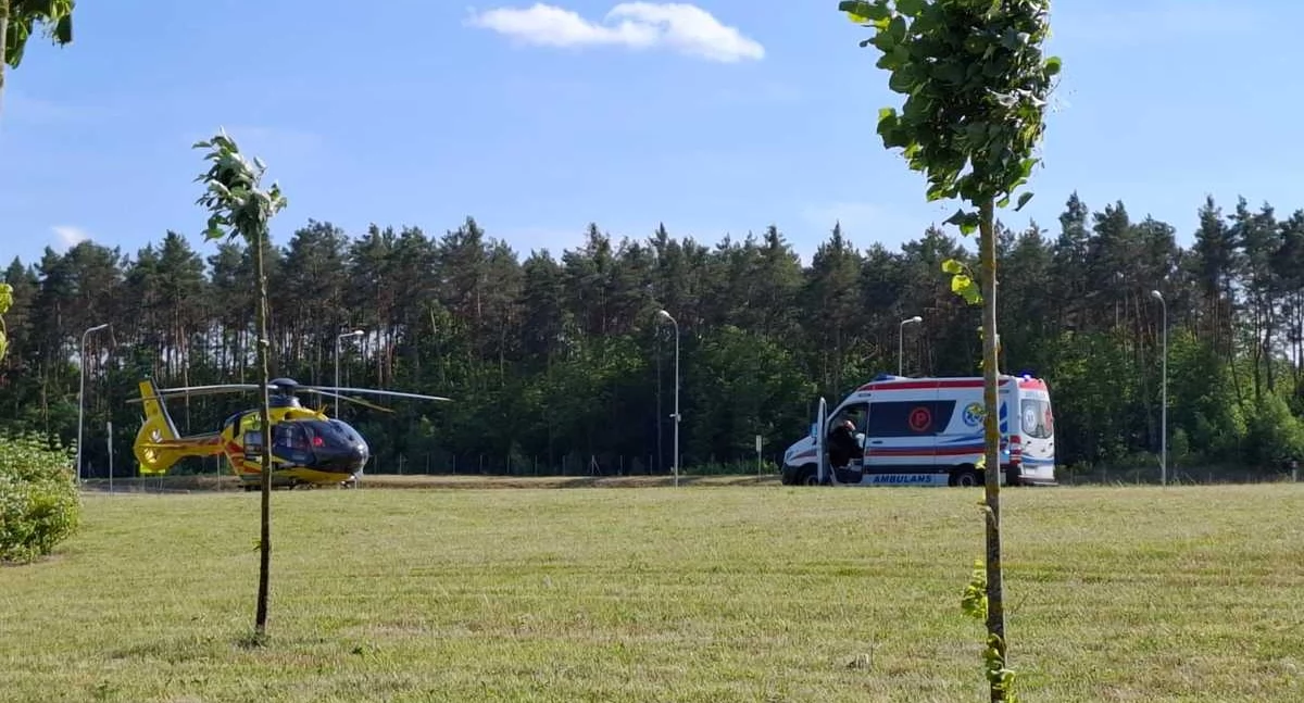 Groźny wypadek w Sarnach. 55-latek bez prawa jazdy trafił do szpitala śmigłowcem