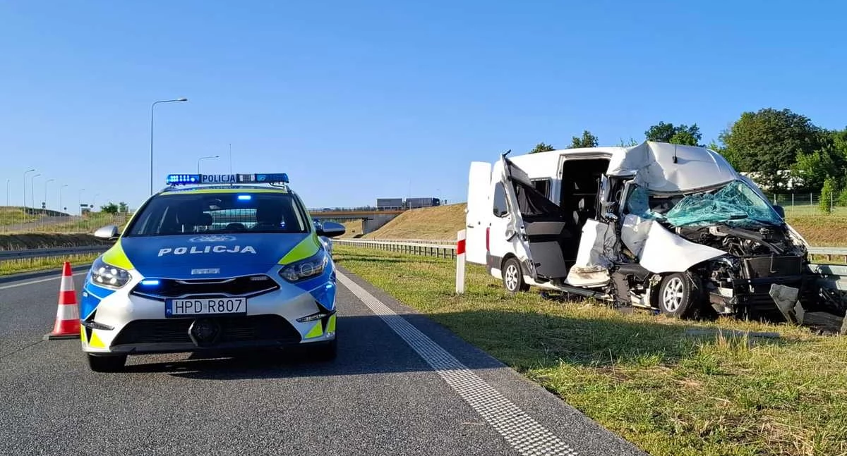 Groźny wypadek na S17. Bus wjechał w ciężarówkę – kilka osób trafiło do szpitala