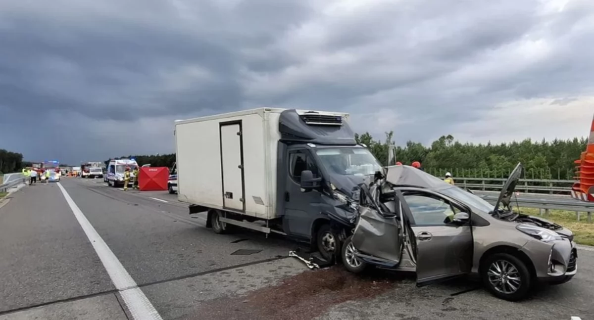 Tragedia na S17. Nie żyje 92-latek potrącony przez dostawczaka