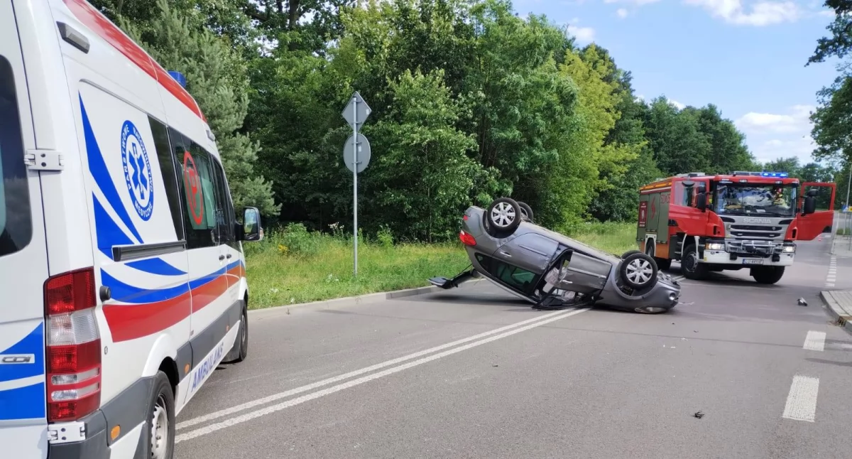 Groźne zderzenie w Dęblinie. DW801 całkowicie zablokowana, jedna osoba trafiła do szpitala