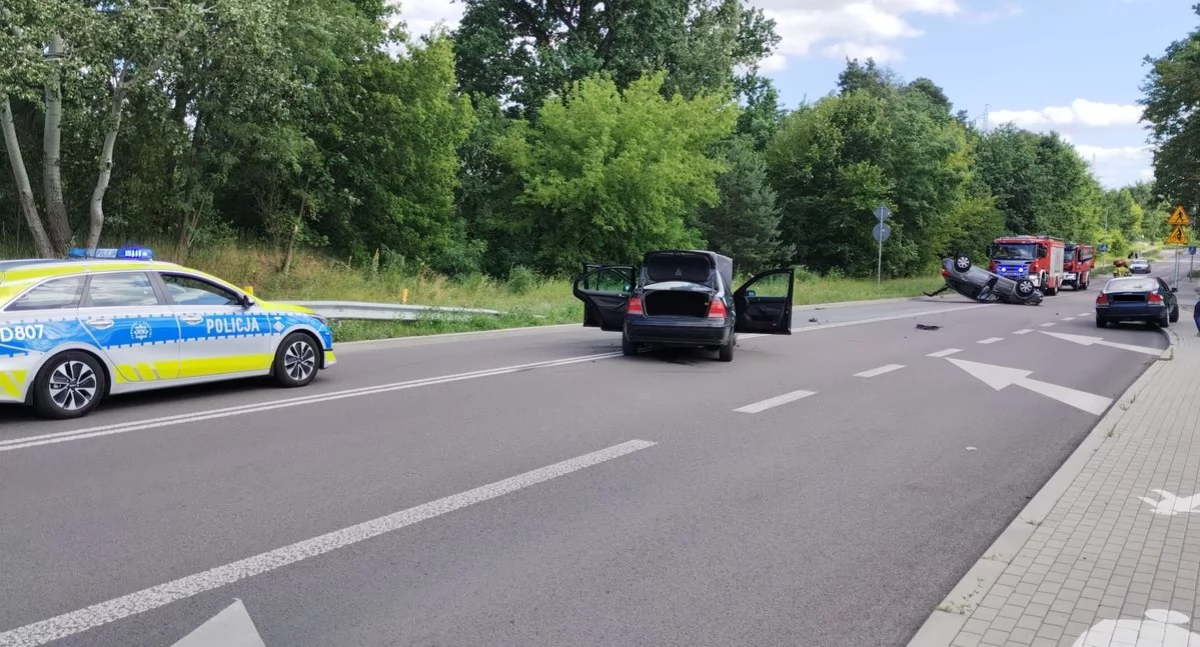 Dachowanie w Dęblinie. Brak pierwszeństwa mógł zakończyć się tragedią