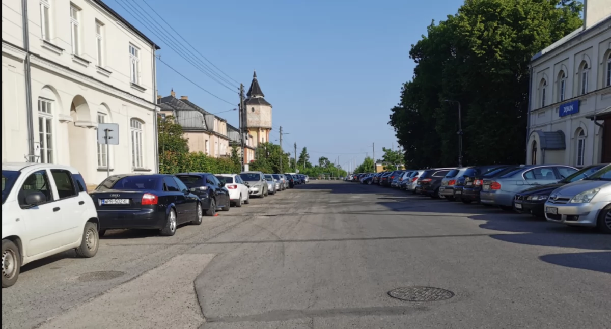 To drogowa pułapka w sercu miasta. Kierowcy ryzykują, a PKP zwleka z remontem.