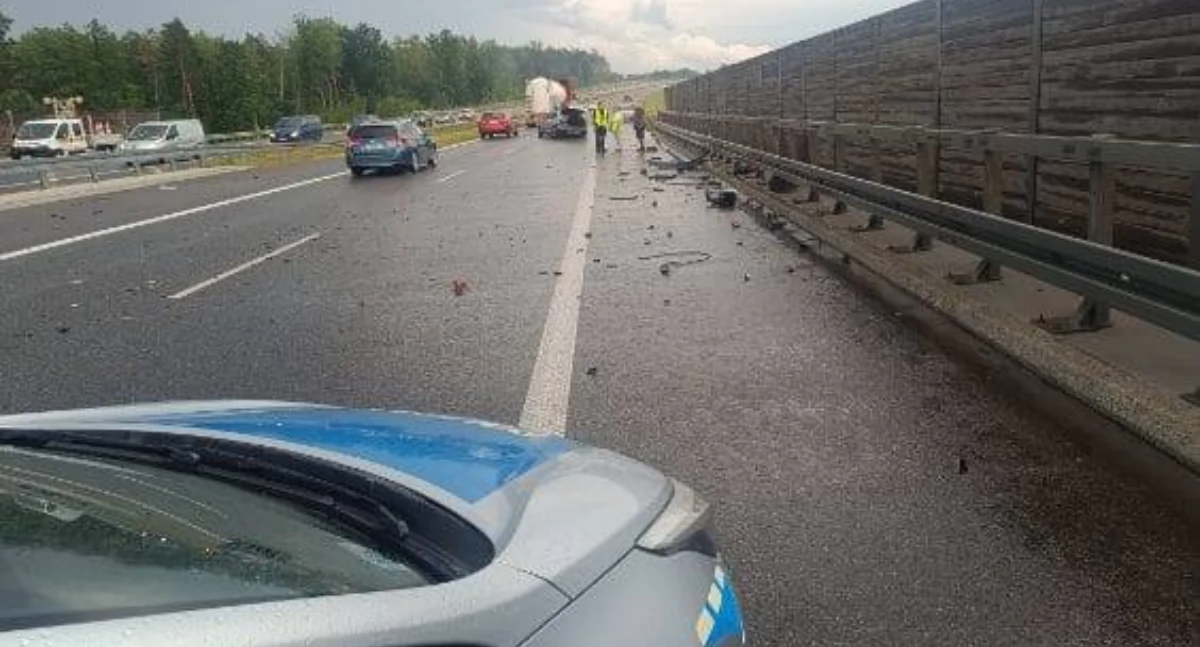 S17 zamieniła się w ślizgawkę. Kierowca wbił się w barierę – Policja alarmuje!