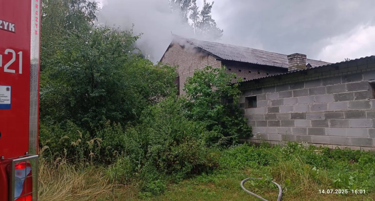 Pożar stodoły po uderzeniu pioruna. Szybka akcja strażaków zapobiegła większym stratom