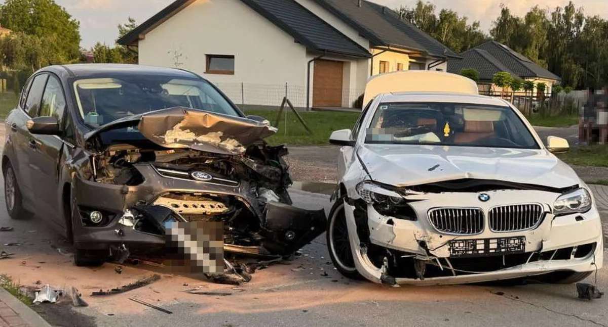 BMW uderzyło w Forda 69-latka z powiatu ryckiego. Trzy osoby w szpitalu