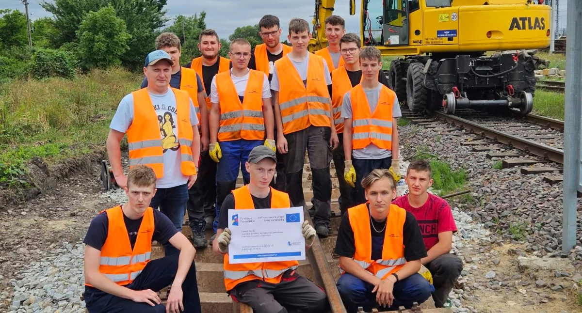 Młodzież z Dęblina zdobywa doświadczenie na torach i w lotnictwie. Wakacyjne staże w PKP i PZL Świdnik