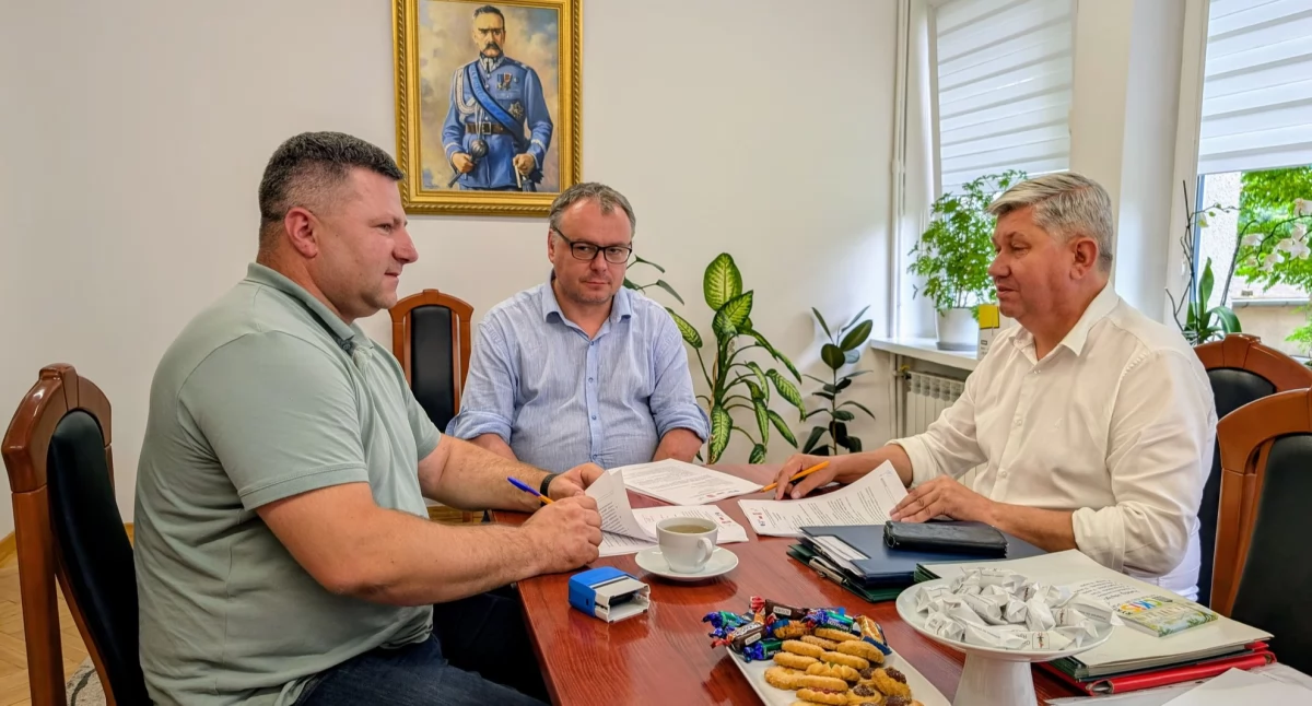 Wymiana dachu i malowanie to dopiero początek. Zobacz, jaka kluczowa zmiana czeka Dwór w Rykach.