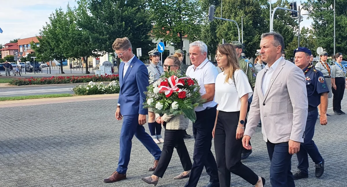 Dźwięk syren na minutę zatrzymał całe miasto. Dęblin oddał poruszający hołd.