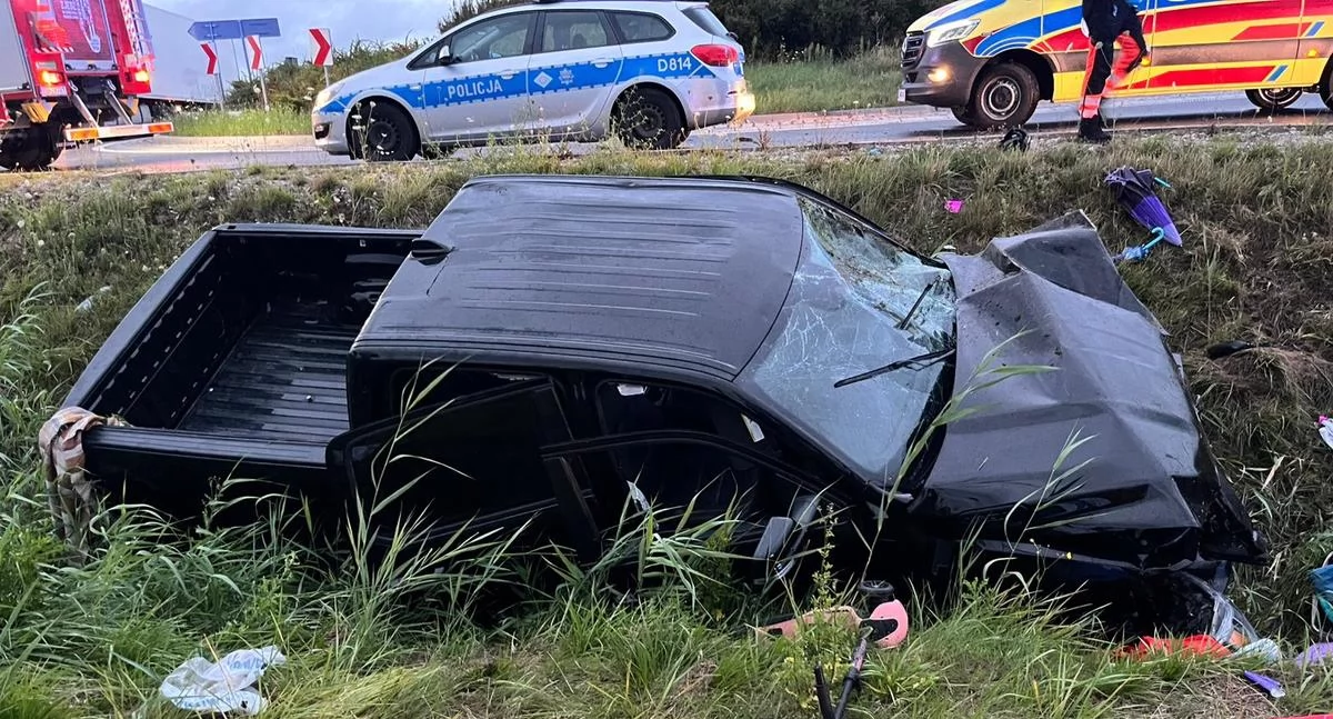 Rodzina w szpitalu po dachowaniu na rondzie w Starej Dąbi. Auto wpadło do rowu