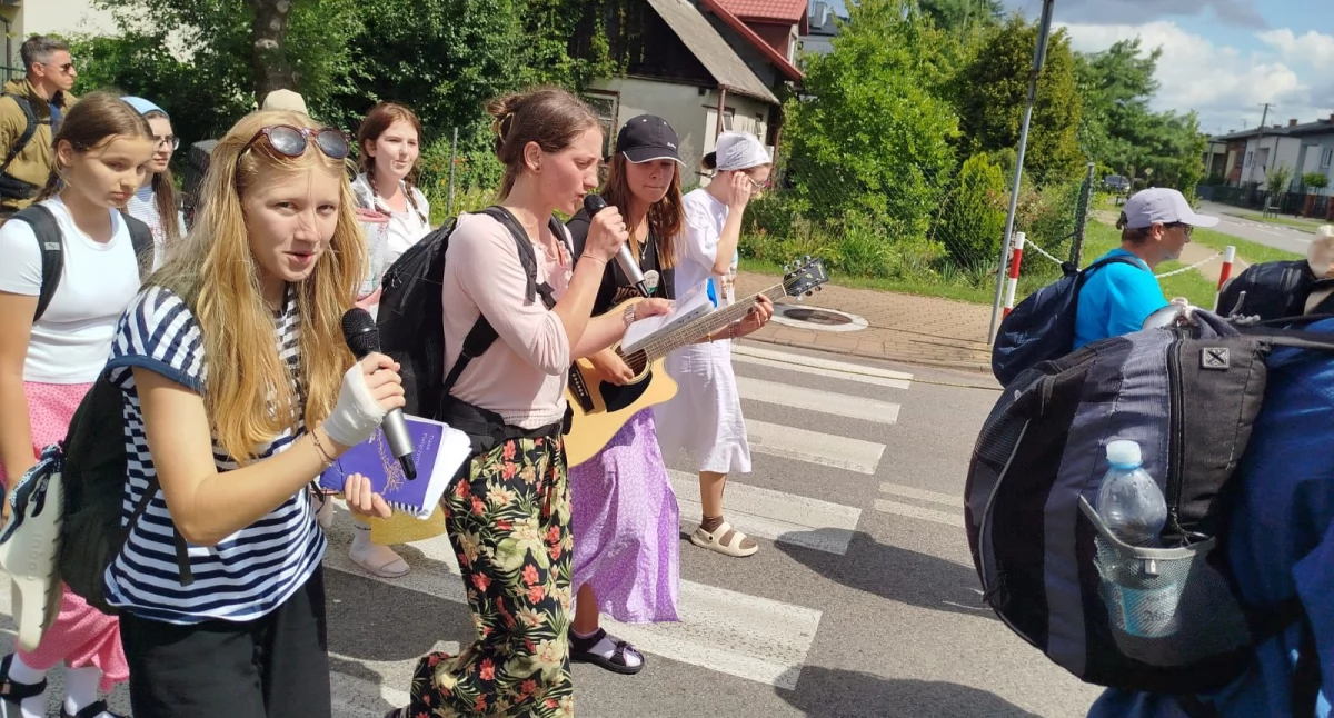 W Święto Przemienienia Pańskiego na pątniczym szlaku. Drugi dzień pielgrzymki za nimi