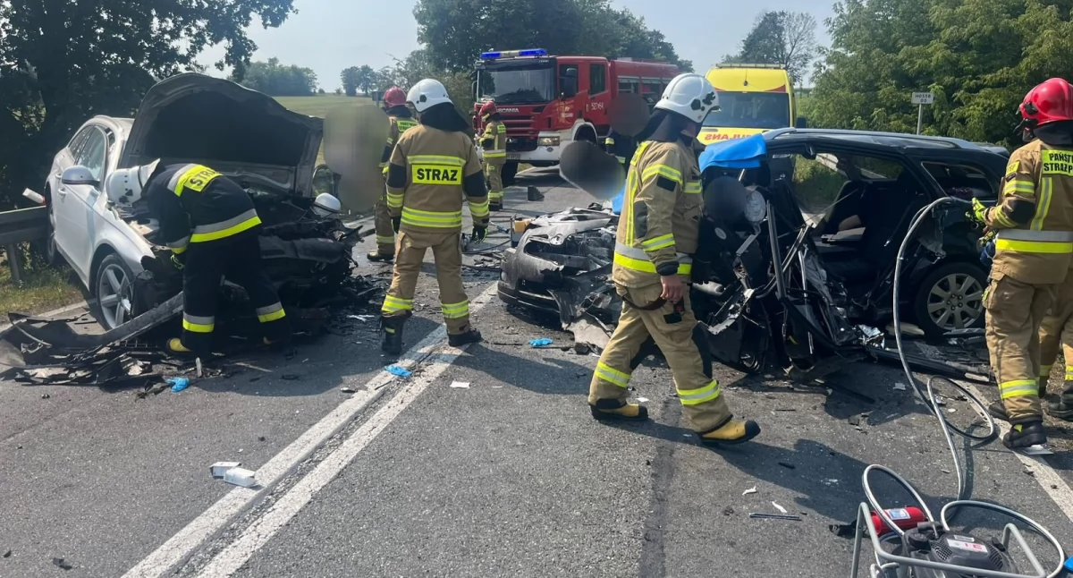 Czołowe zderzenie na DK48. Trzy osoby ranne, w tym dziecko. Lądował śmigłowiec LPR