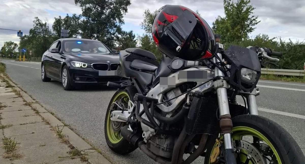 Jazda na jednym kole na DW 839. 23-latek stracił prawo jazdy i dowód rejestracyjny – sprawa trafi do sądu