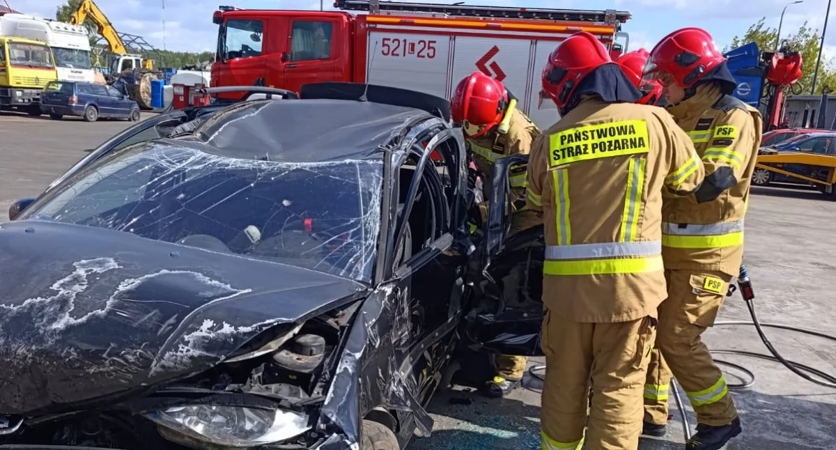 Strażacy z Ryk trenowali z użyciem sprzętu hydraulicznego