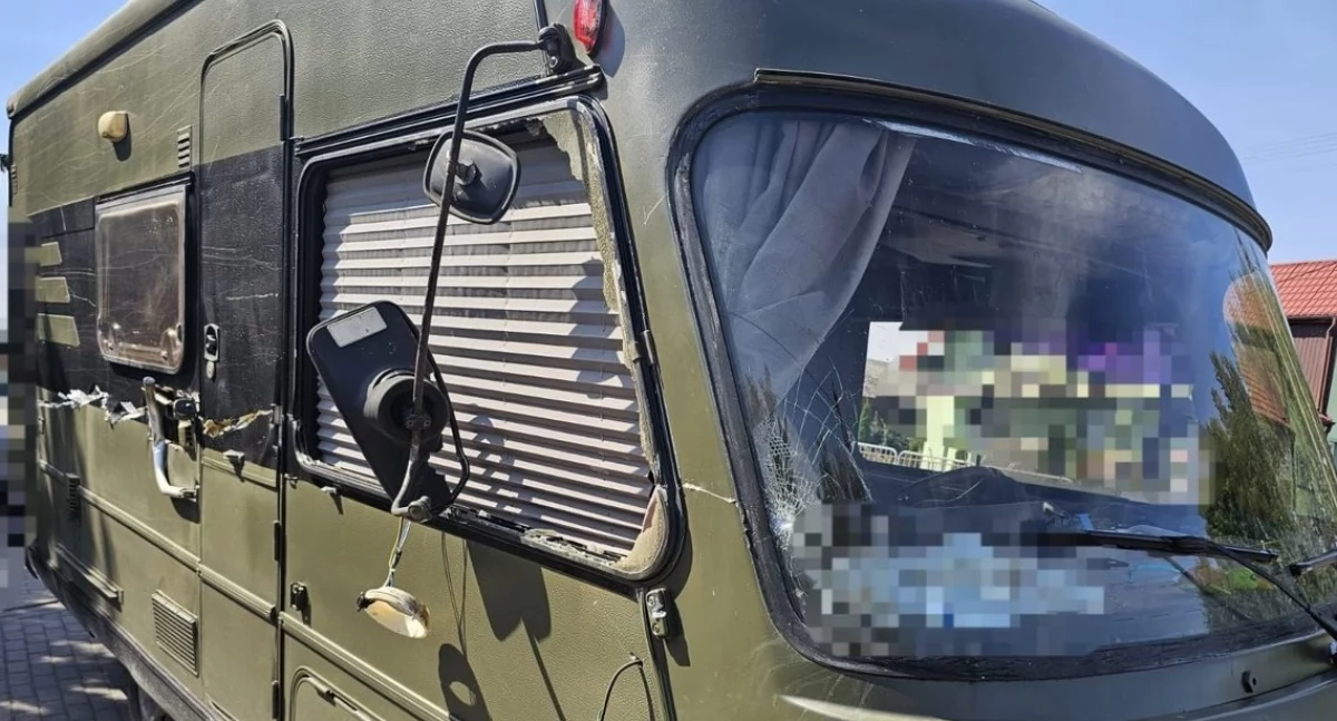 Kamper mieszkańca gminy Ryki uszkodzony w kolizji z ciągnikiem. Policja apeluje o ostrożność