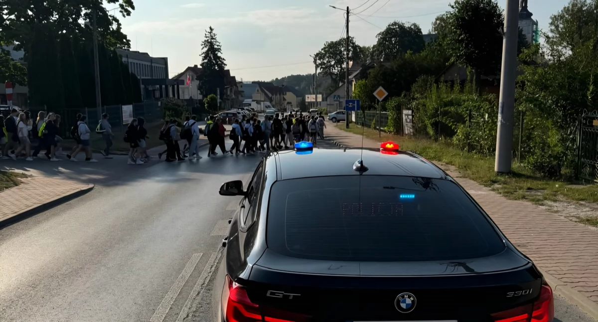 Policjanci z Ryk zabezpieczają pieszą pielgrzymkę szkolną z Kłoczewa do Woli Gułowskiej