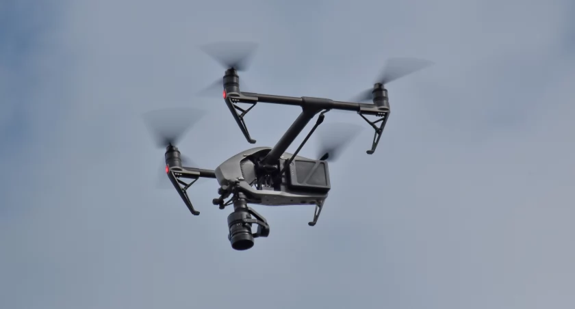 Dron uszkodził dach budynku mieszkalnego. Starosta potwierdza zdarzenie