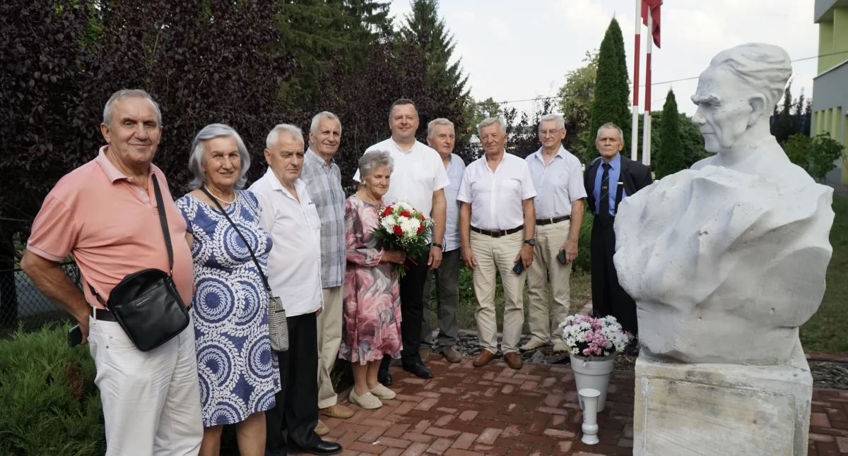 Niezwykłe spotkanie po 55 latach: Absolwenci 70 powracają do Korżyka w Rykach