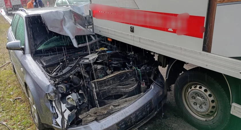 Wypadek na DK48. Trzy pojazdy zderzyły się, jedna osoba ranna