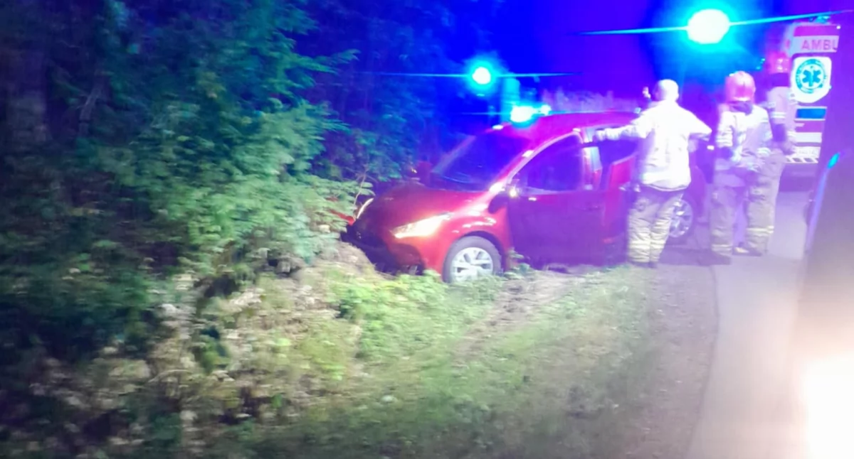 Nocny dramat w Korzeniowie: Samochód w rowie, Jedna osoba ranna