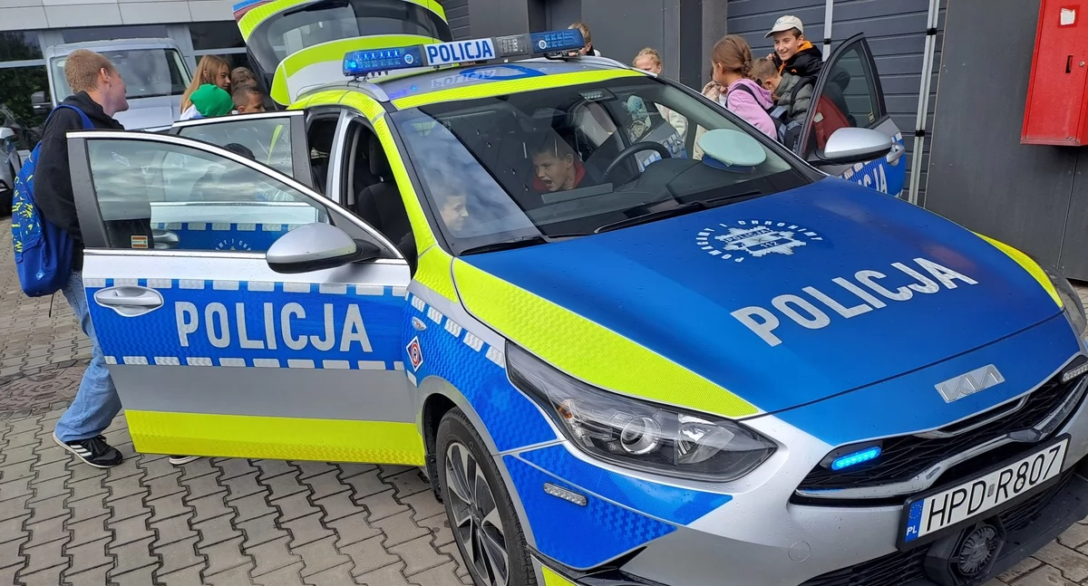 Policjanci z Ryk oprowadzili dzieci ze Starej Dąbi po komendzie