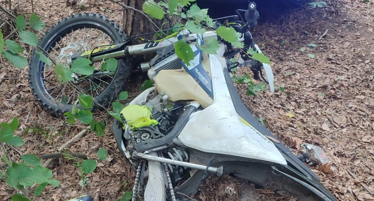 Wypadek w lesie pod Sobieszynem: Motocyklista uderzył w drzewo, zabrał go LPR