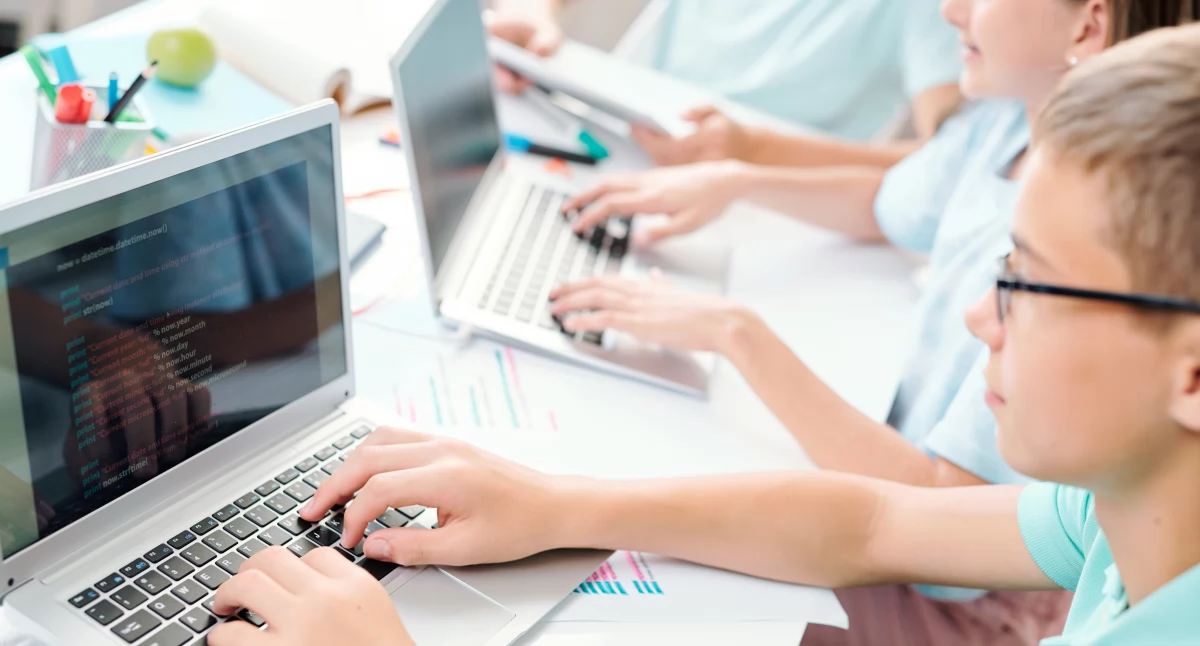 Rewolucja cyfrowa! Szkoły dostaną ponad 110 nowych komputerów i tabletów