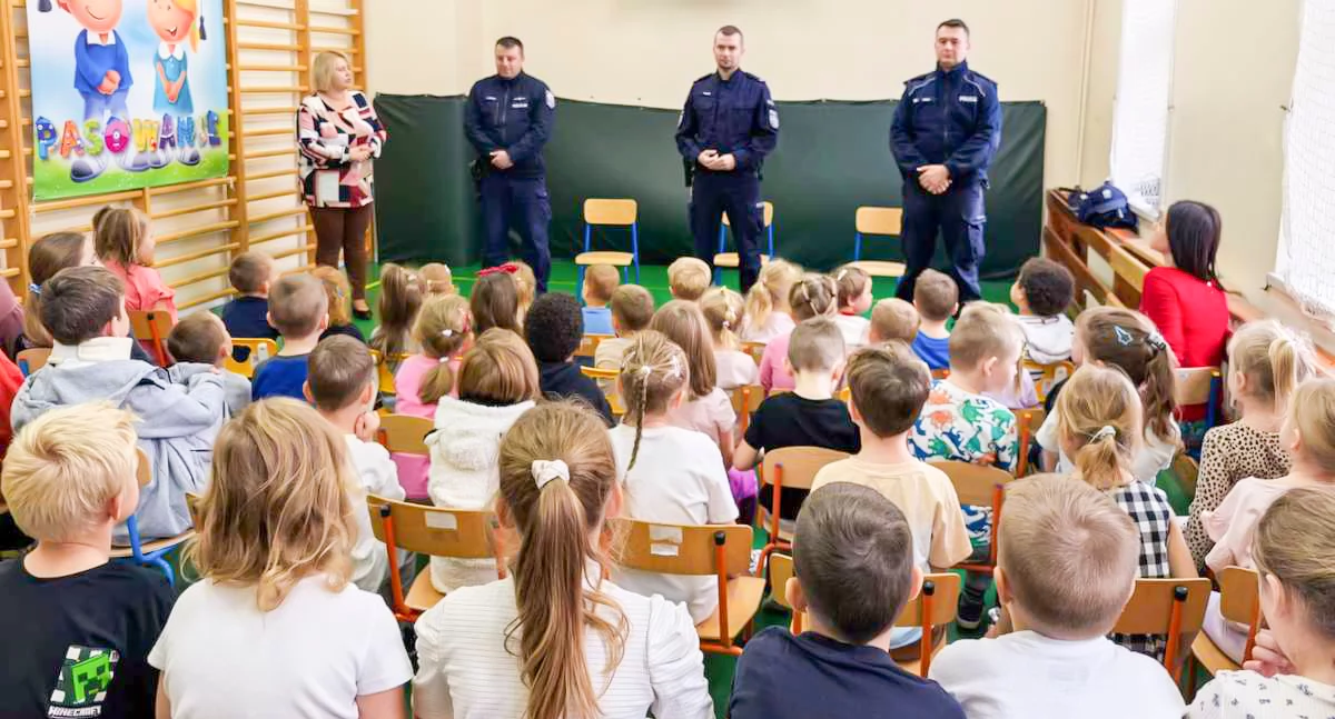 Policjanci uczyli uczniów, jak dbać o siebie na drodze i w sieci