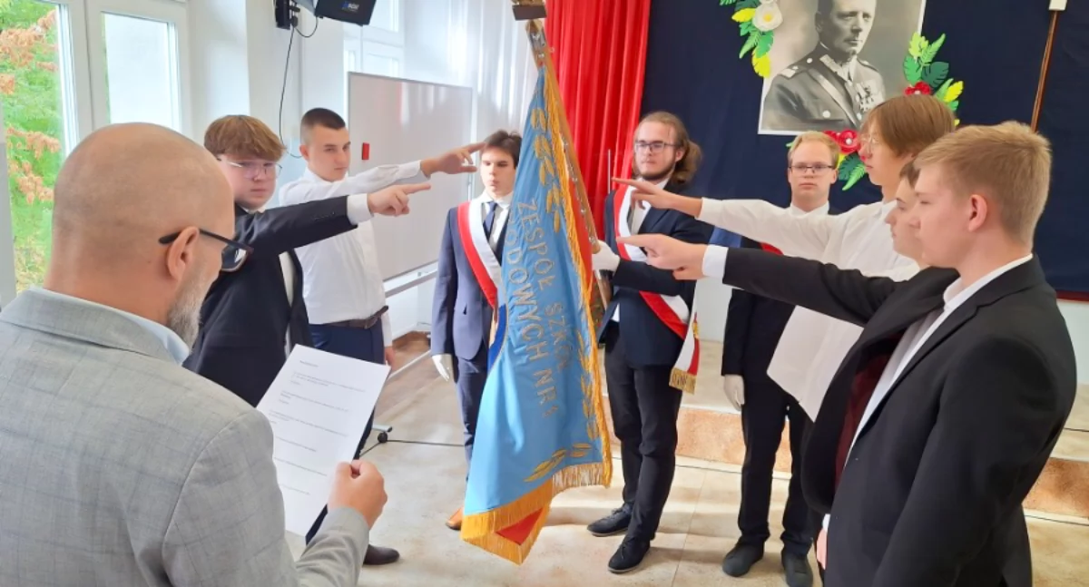 Nowe twarze w dęblińskich „Pilnikach”. Pierwszoklasiści uroczyście złożyli ślubowanie